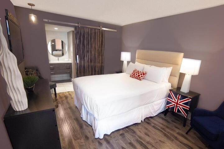 Gold Spike Queen Room 21 and Over (3 of 20)