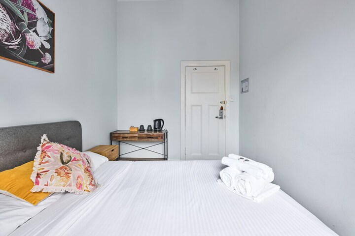 Room 6 of 35