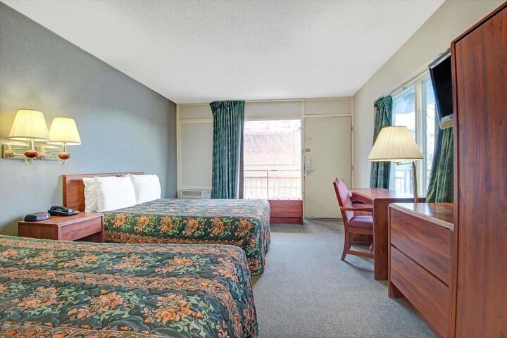 Room 6 of 33