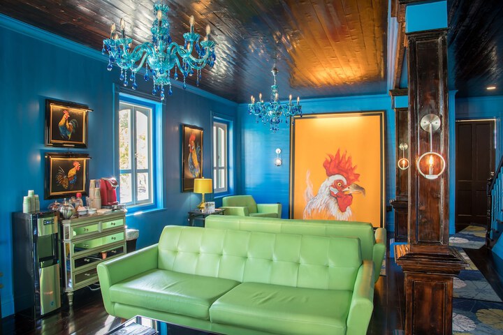Lobby lounge