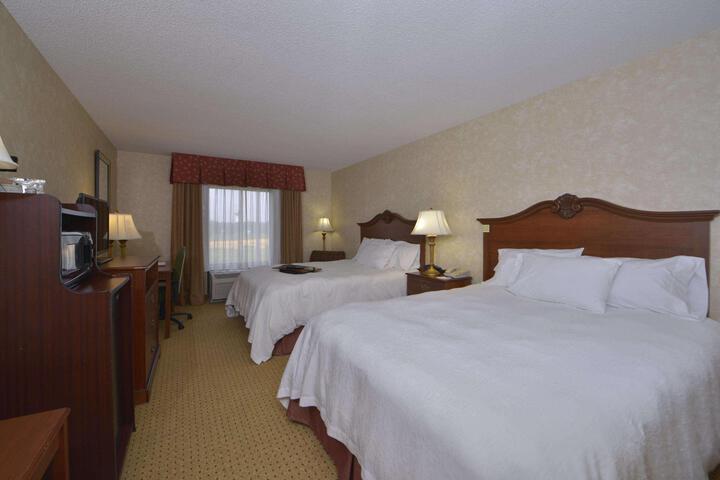 1 Queen Bed (12 of 20)