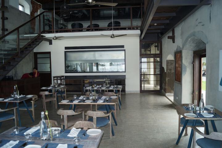 Dining 39 of 54