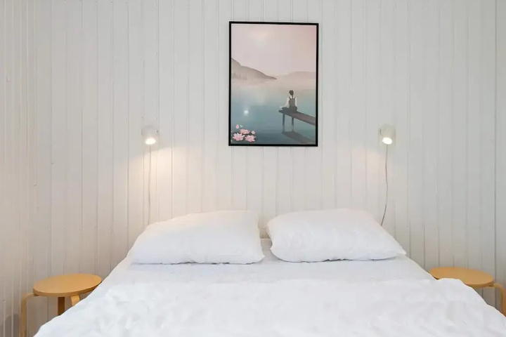 Room 5 of 16