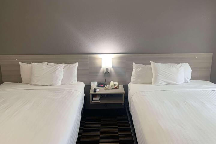 1 Queen Bed (17 of 23)