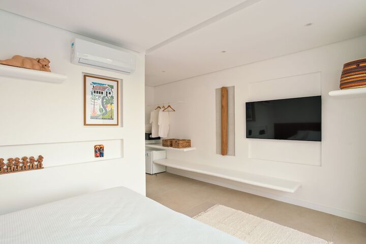 Room 4 of 33
