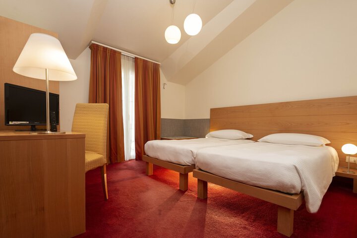Room 13 of 37