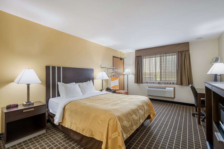 1 Queen Bed (9 of 15)