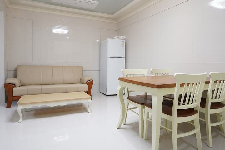 Room 7 of 25