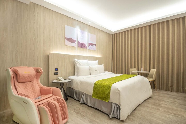 Room 2 of 37