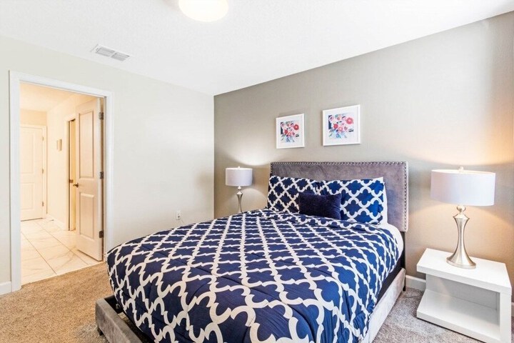Room 33 of 216