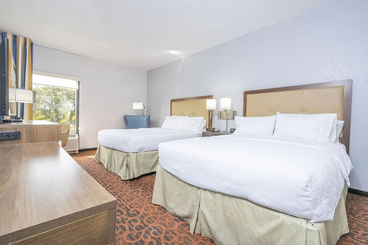 2 Queen Beds (3 of 11)
