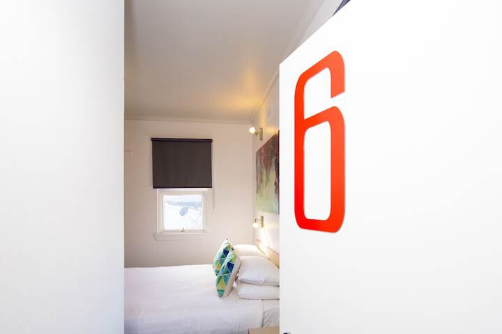 Room 9 of 28