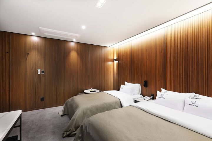 Room 6 of 74