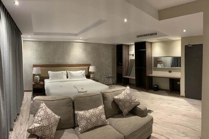 Room 11 of 32