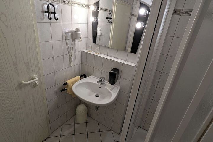 Room 12 of 19