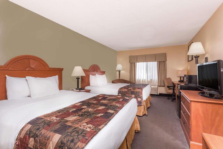 1 Queen Bed Mobility Room (6 of 12)