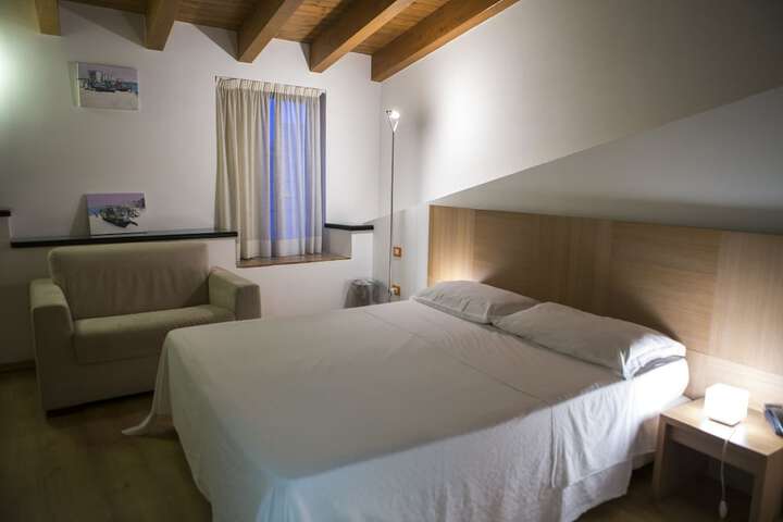 Room 2 of 28