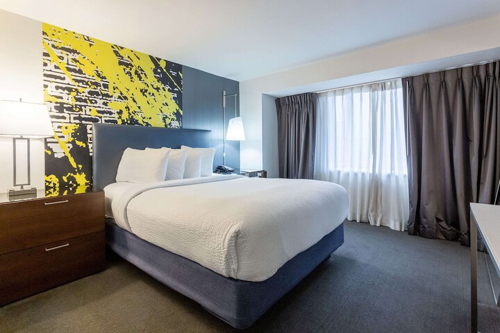 1 Queen Bed (11 of 22)
