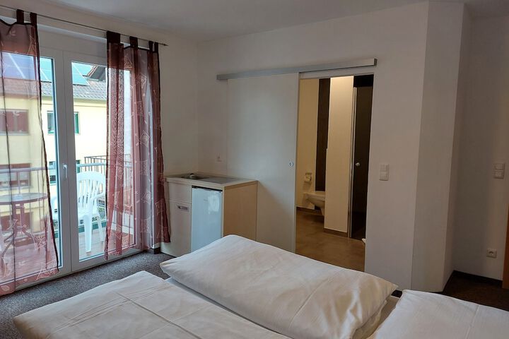 Room 32 of 76