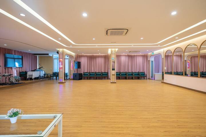 Ballroom/Hall 114 of 159