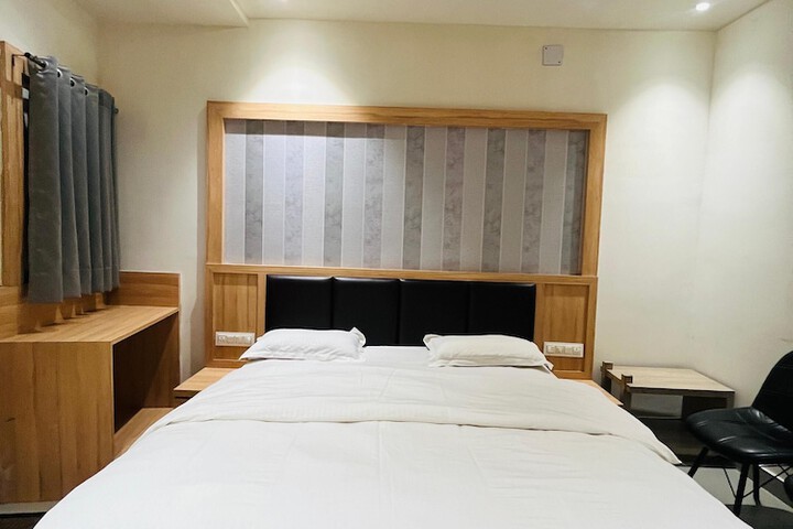 Room 4 of 8