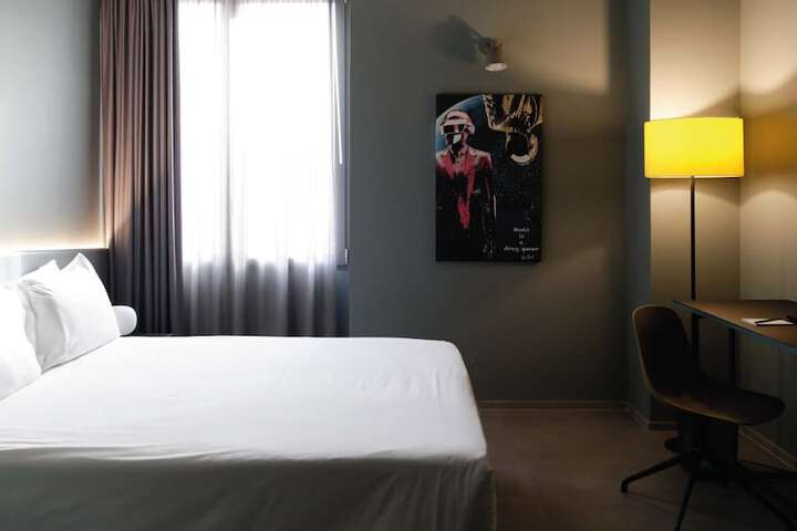 Room 11 of 37