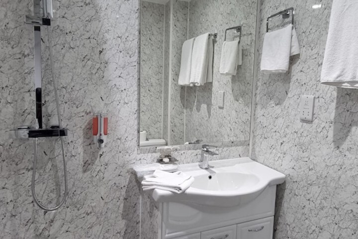 Room 6 of 8