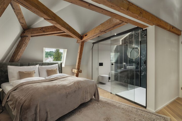 Room 17 of 36