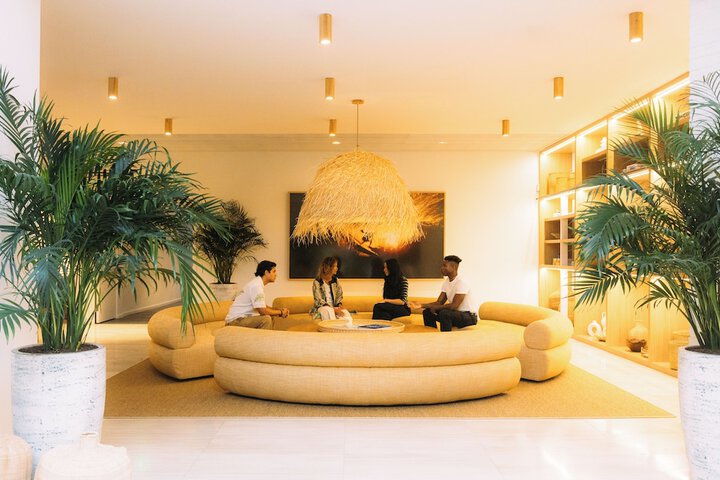 Lobby lounge