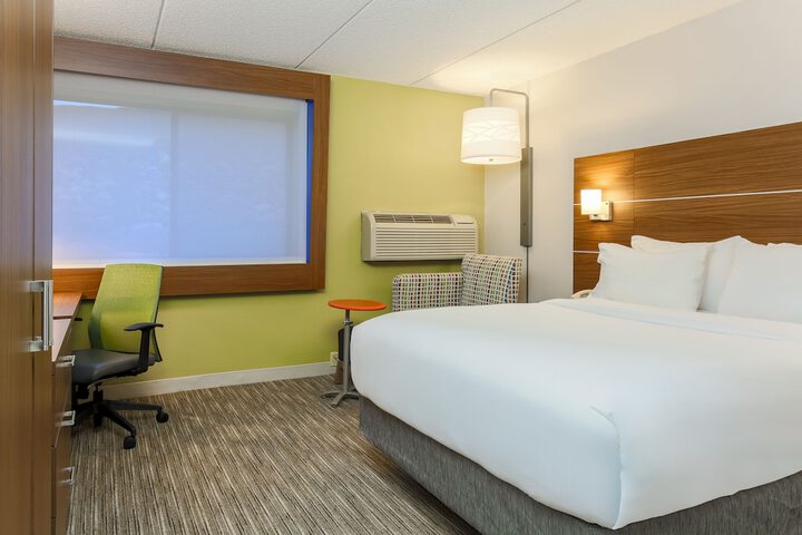 1 Queen Bed (9 of 16)
