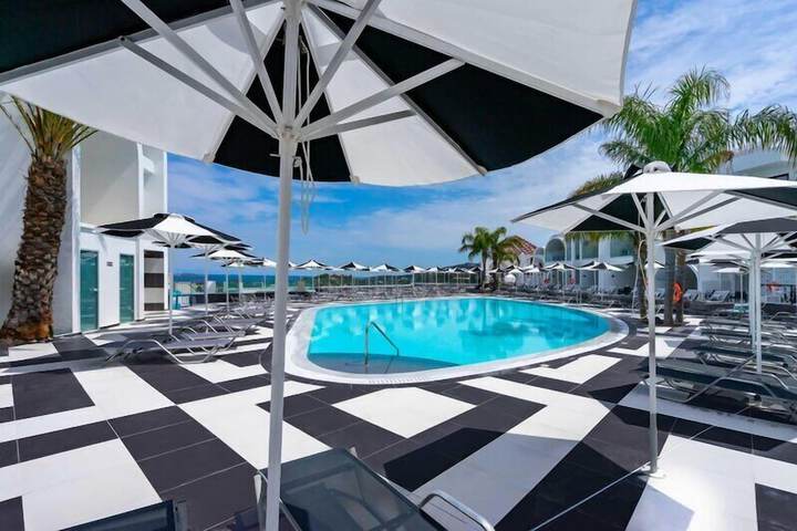 Pool 95 of 201