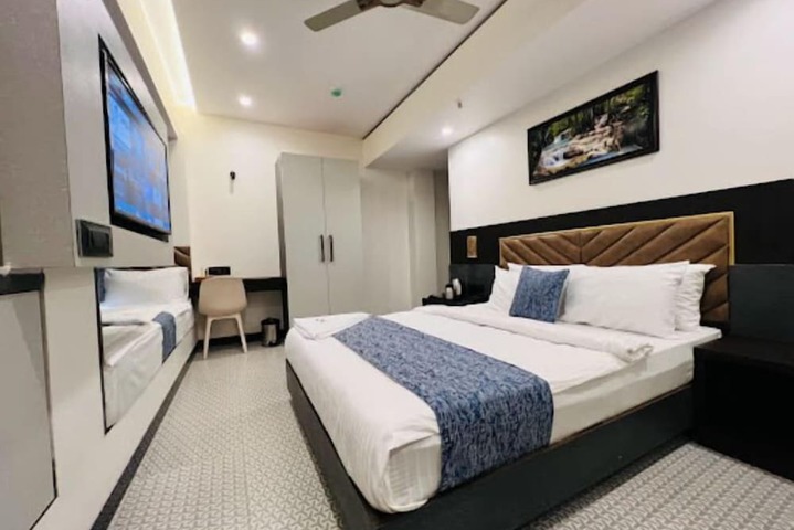 Room 7 of 12