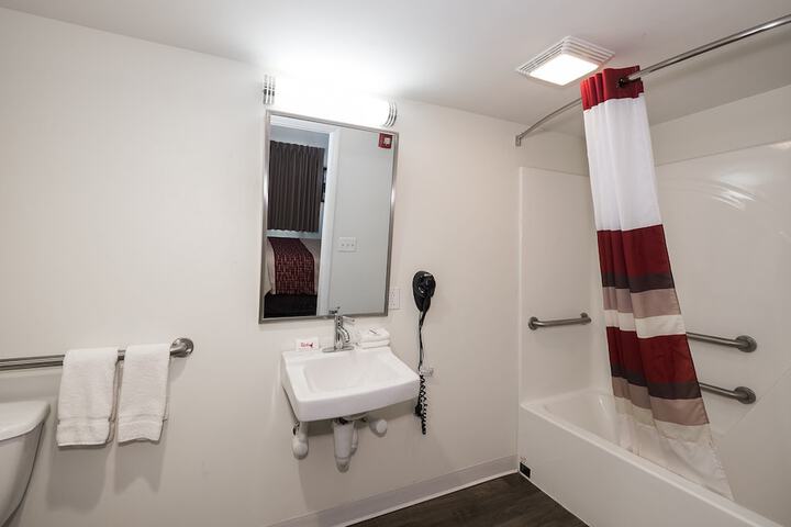 Deluxe Queen Bed Accessible (13 of 24)