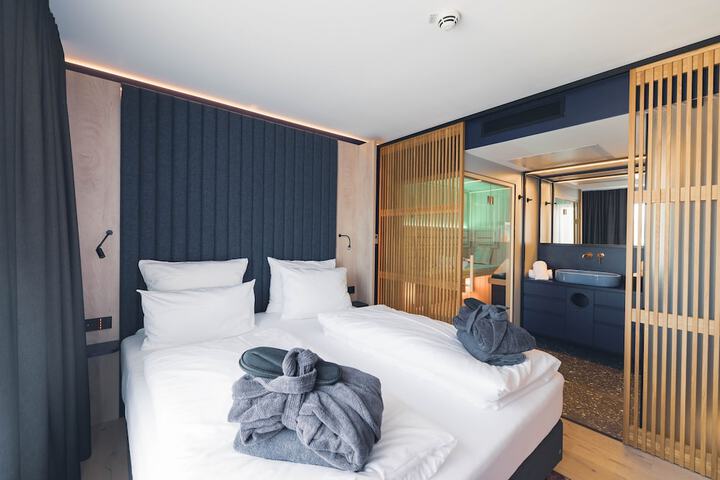 Room 6 of 28