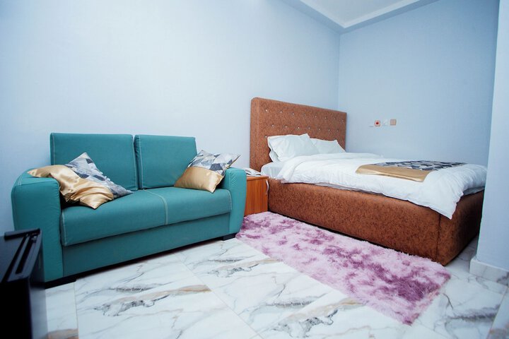 Room 6 of 13