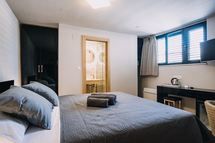 Room 10 of 166
