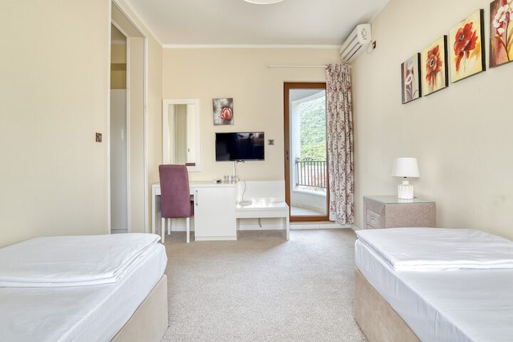 Room 33 of 62