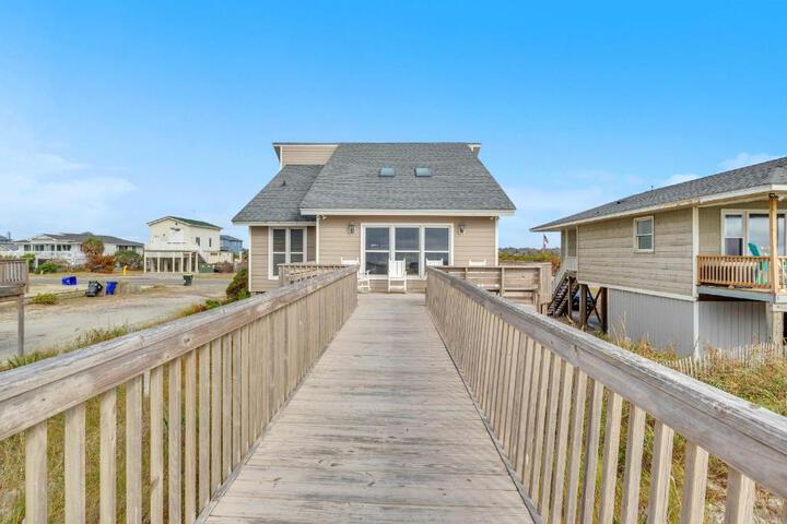 Exterior of Wahoo by Oak Island Accommodations