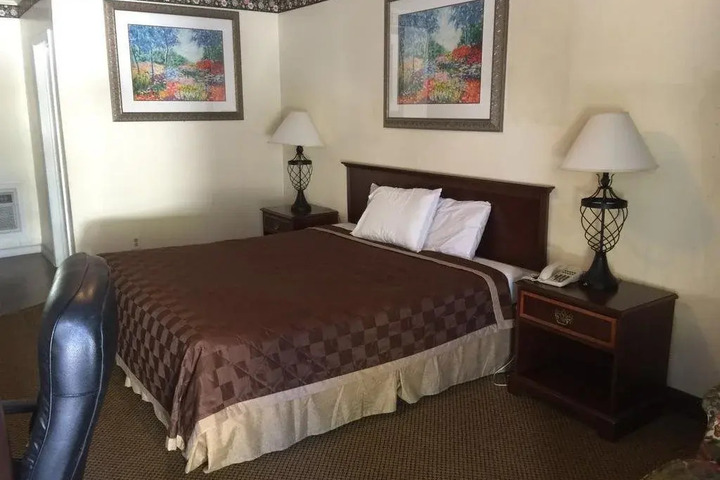 Photo of DELUXE INN - STATESBORO