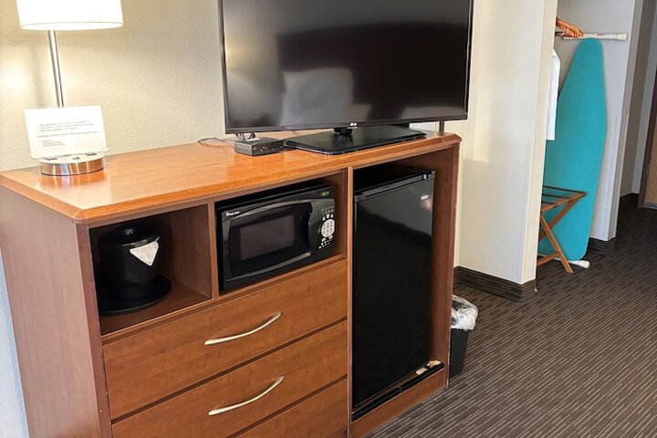 1 King Bed Efficiency (9 of 32)