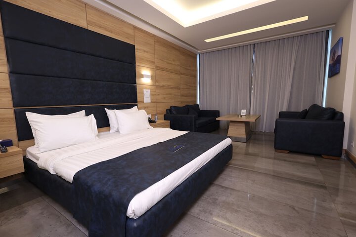 Room 72 of 105