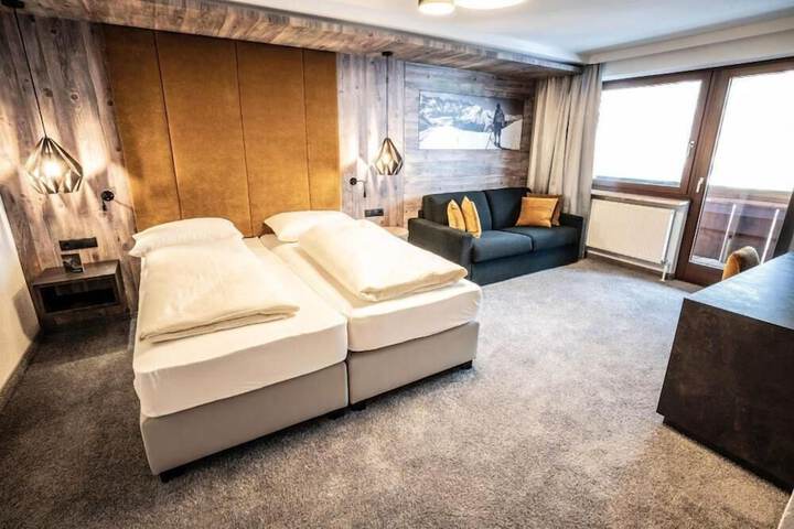 Room 33 of 76
