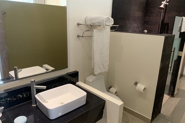 Room 5 of 8