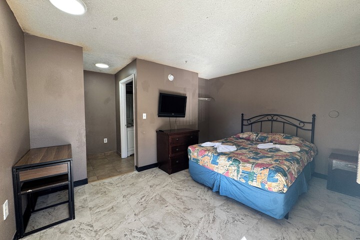 Room 9 of 12