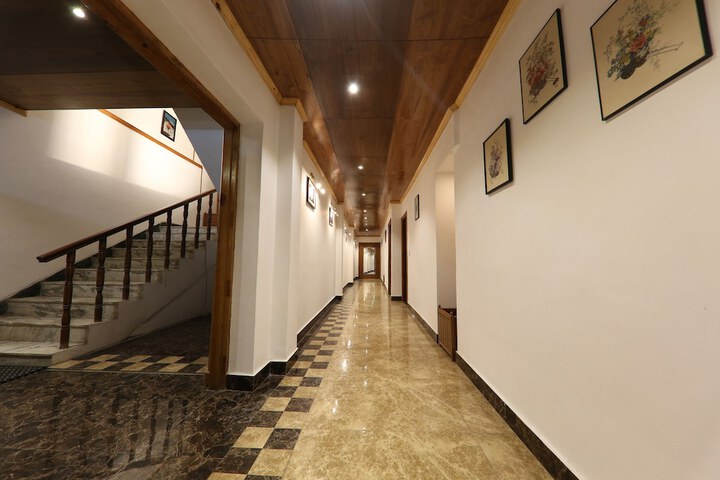 Ballroom/Hall 51 of 78