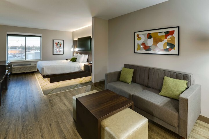 1 King Bed Pillow Top Mattress 2 Flat Screen Tvs Microwave and Refrigerator Sitting Area Sofa Full Breakfast (14 of 22)