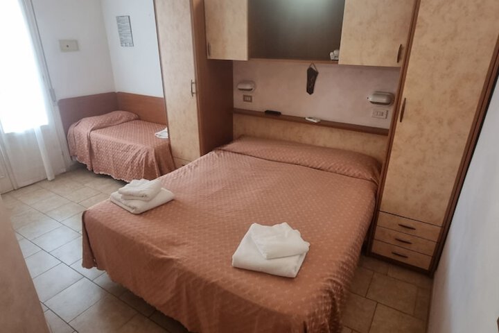 Room 7 of 28