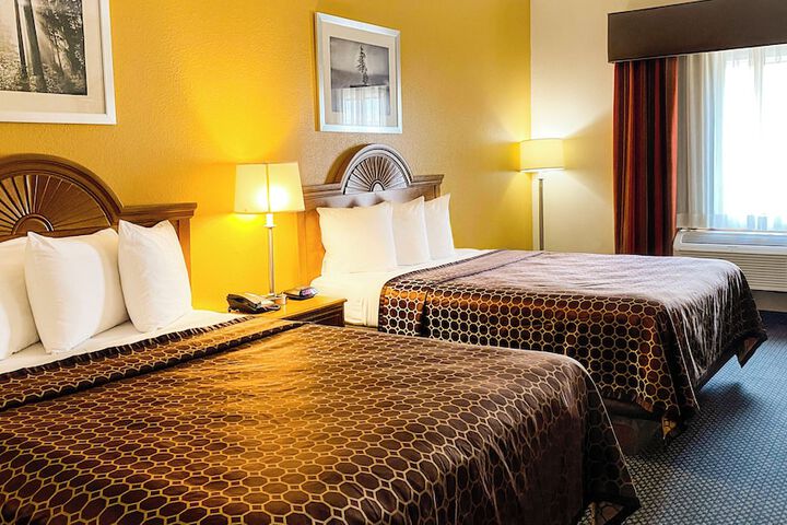 2 Queen Beds (3 of 6)