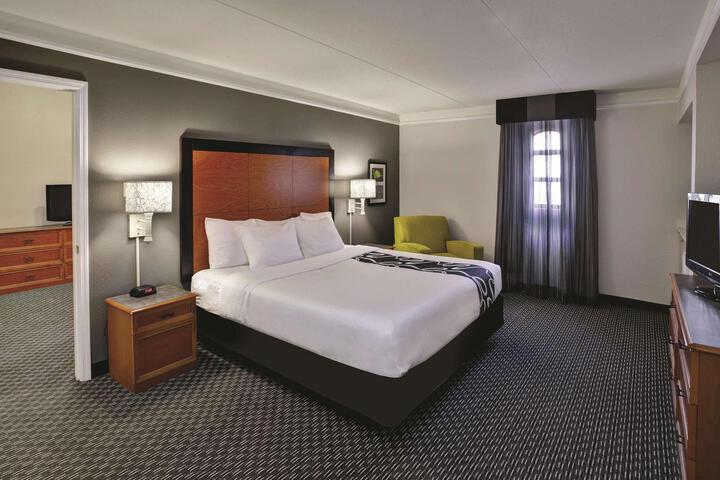 1 King Bed (8 of 16)