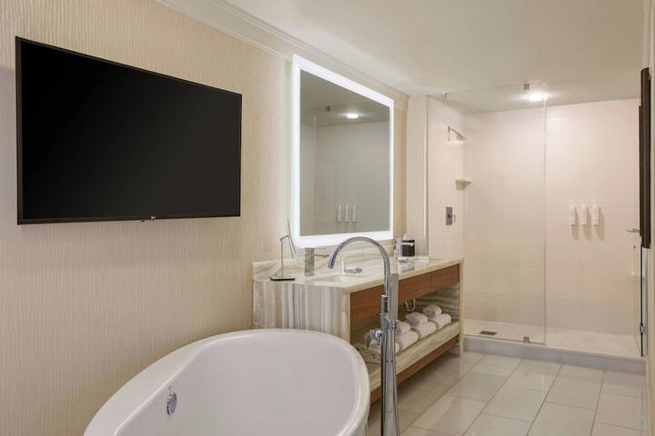 Room 53 of 173